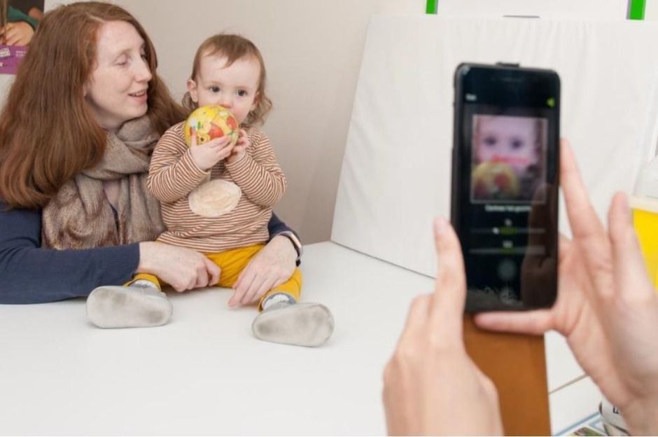 Kind en Gezin screent ogen met app